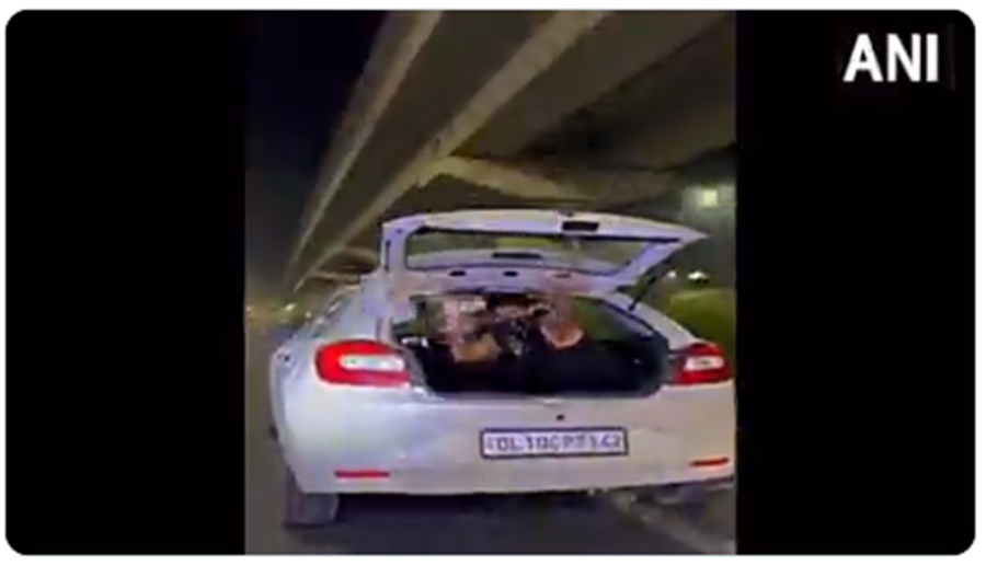 VIRAL VIDEO : चलती कार से नोट फेंकते रहे युवक... वायरल हो रहा वीडियो... पुलिस ने दर्ज किया मामला