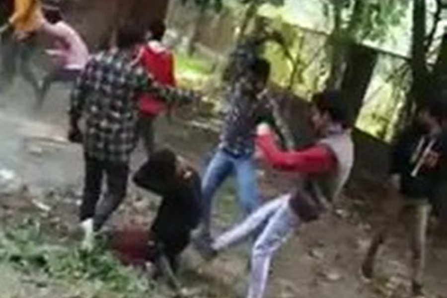 जूनियर को छात्रा से छेड़छाड़ करने पर रोका... सीनियर छात्र पर जानलेवा हमला... वीडियो बनाकर किया वायरल