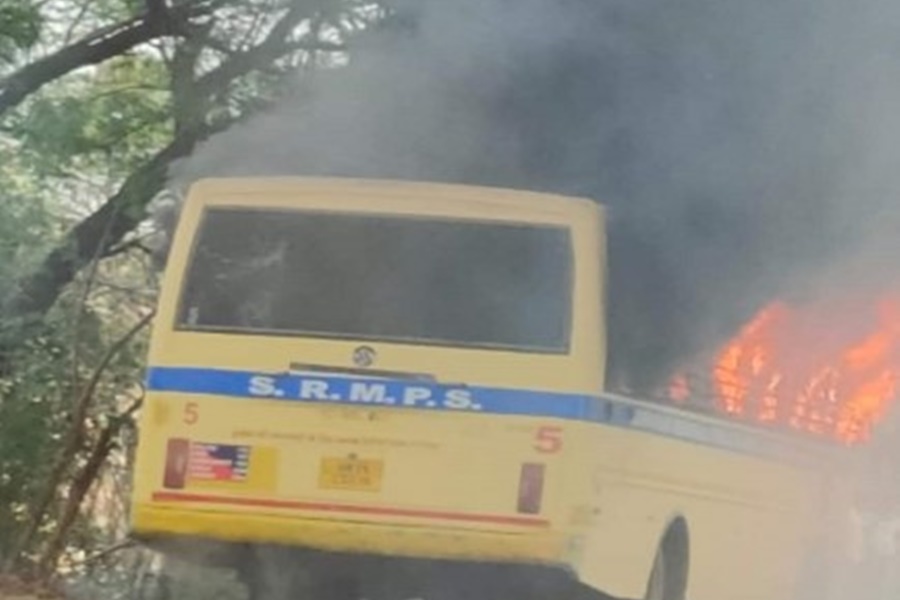 गियर बदलते ही स्कूल बस में लगी आग... बस में सवार थे 40 बच्चे... परीक्षा के बाद लौट रहे थे घर