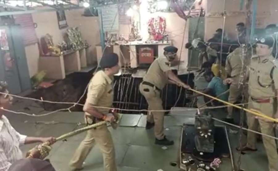 Watch Video : भरभराकर गिरी मंदिर के भीतर कुंए पर बनी छत... करीब दो दर्जन गिरे भीतर... रेस्क्यू अभियान जारी