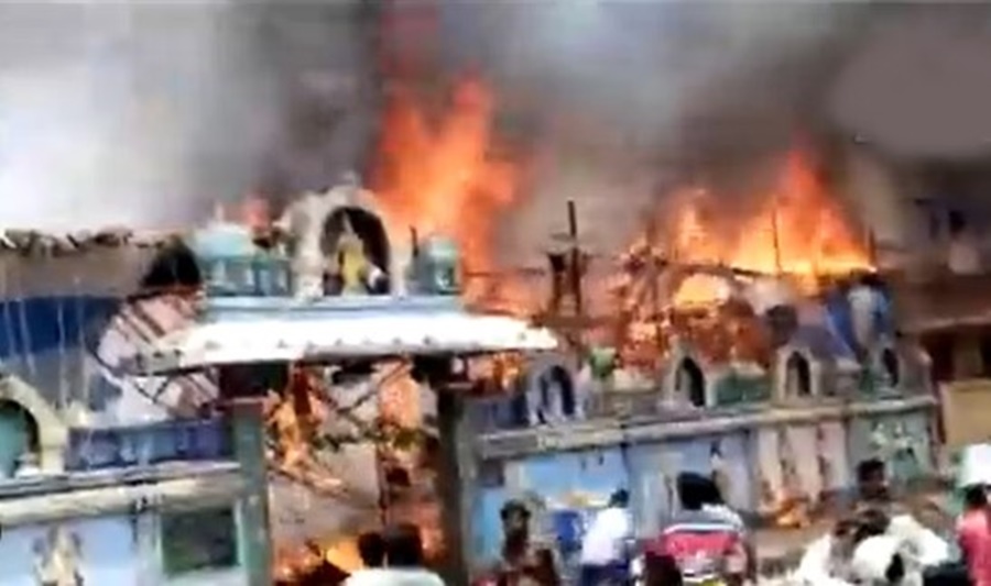 BREAKING NEWS : मंदिर प्रांगण में लगी भीषण आग... छांव के लिए लगाया पंडाल जलकर खाक... आग पर काबू पाने चल रहा अभियान