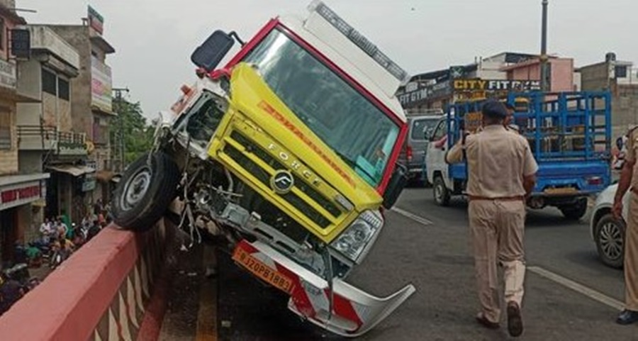 सरकारी एम्बुलेंस ने बाइक सवार पति-पत्नी को मारी ठोकर... दोनों की मौत... ट्रैफिक जवान बाल-बाल बचा