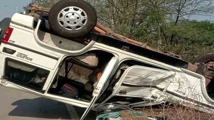 बीएसएफ जवानों की बोलेरो वाहन पलटी, बाल-बाल बचे जवान