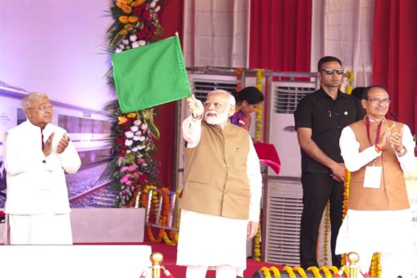 PM मोदी ने दिखाई देश की 11वीं वंदे भारत एक्सप्रेस को हरी झंडी