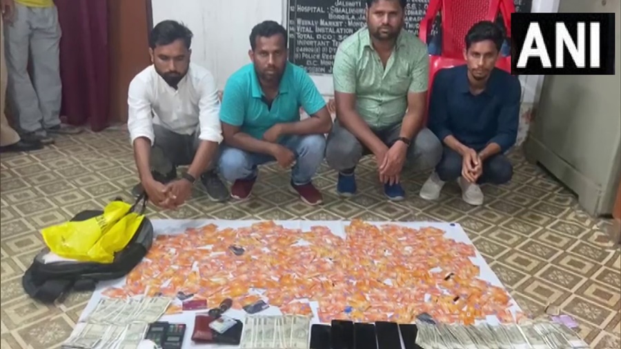 BREAKING NEWS : 386 एटीएम कार्ड के साथ 4 शातिर गिरफ्तार... बड़ी मात्रा में नगद भी जब्त... पूछताछ में जुटी पुलिस