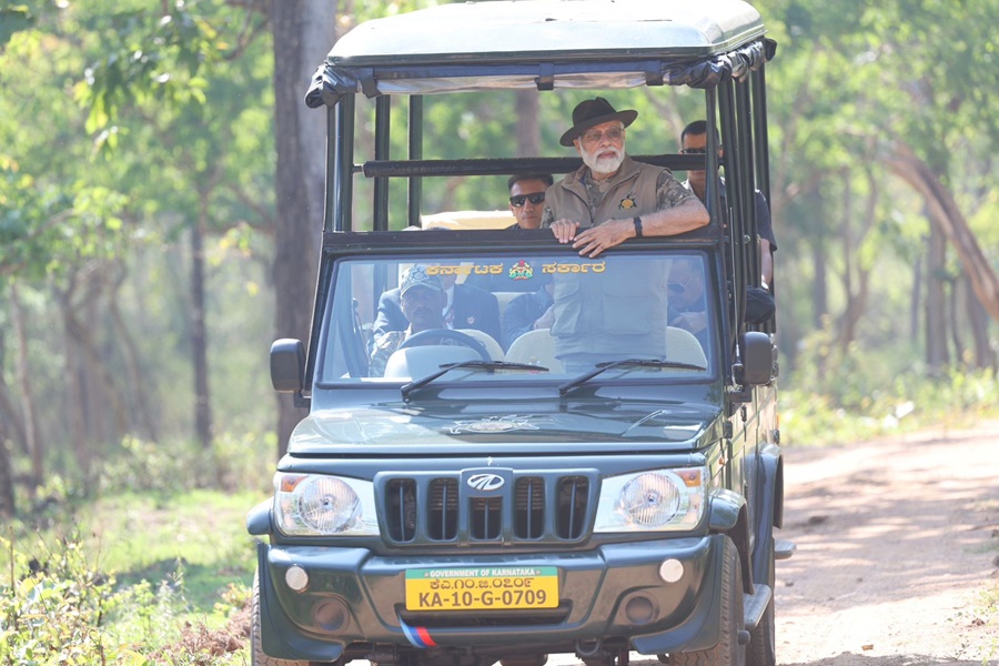 WATCH VIDEO : पीएम मोदी का नजर आया नया अंदाज... हाथी को खिलाया गन्ना... प्रोफेशनल कैमरे पर भी आजमाया हाथ