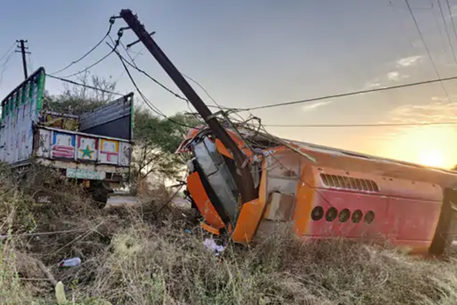 मवेशी को बचाने के चक्कर में... बिजली के खंभे से टकराई बस... 50 से ज्यादा यात्री थे सवार