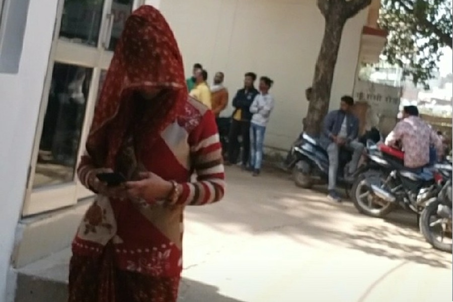 पति बना जल्लाद... ससुराल वालों ने घेरकर बीच सड़क में बहू को पीटा... कोर्ट से लौट रही थी महिला