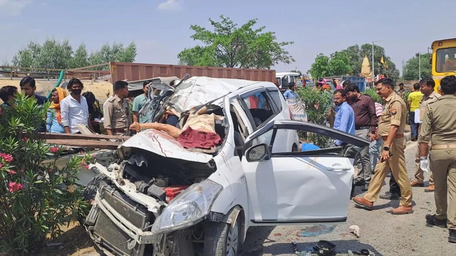 कार का पहिया फटा... डिवाइडर तोड़ ट्रक से जा भिड़ी... परिवार के चार लोगों की दर्दनाक मौत