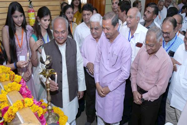 बड़े उद्योगों की अपेक्षा छोटे और मझोले उद्योग रोजगार देने में अधिक सक्षमः केन्द्रीय मंत्री तोमर