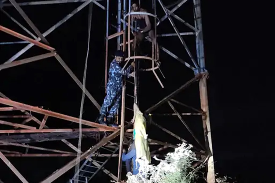 अपनी ही बहन को फांसी की सजा दिलाने... किशोरी चढ़ गई टॉवर पर... साढ़े 3 घंटा तक चला ड्रामा, फिर हुआ ये