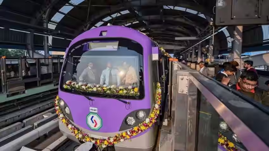 गंगा नदी के नीचे से सरपट दौड़ी... देश की पहली अंडर वॉटर मेट्रो ट्रेन... अलग ही रोमांच का होगा अनुभव