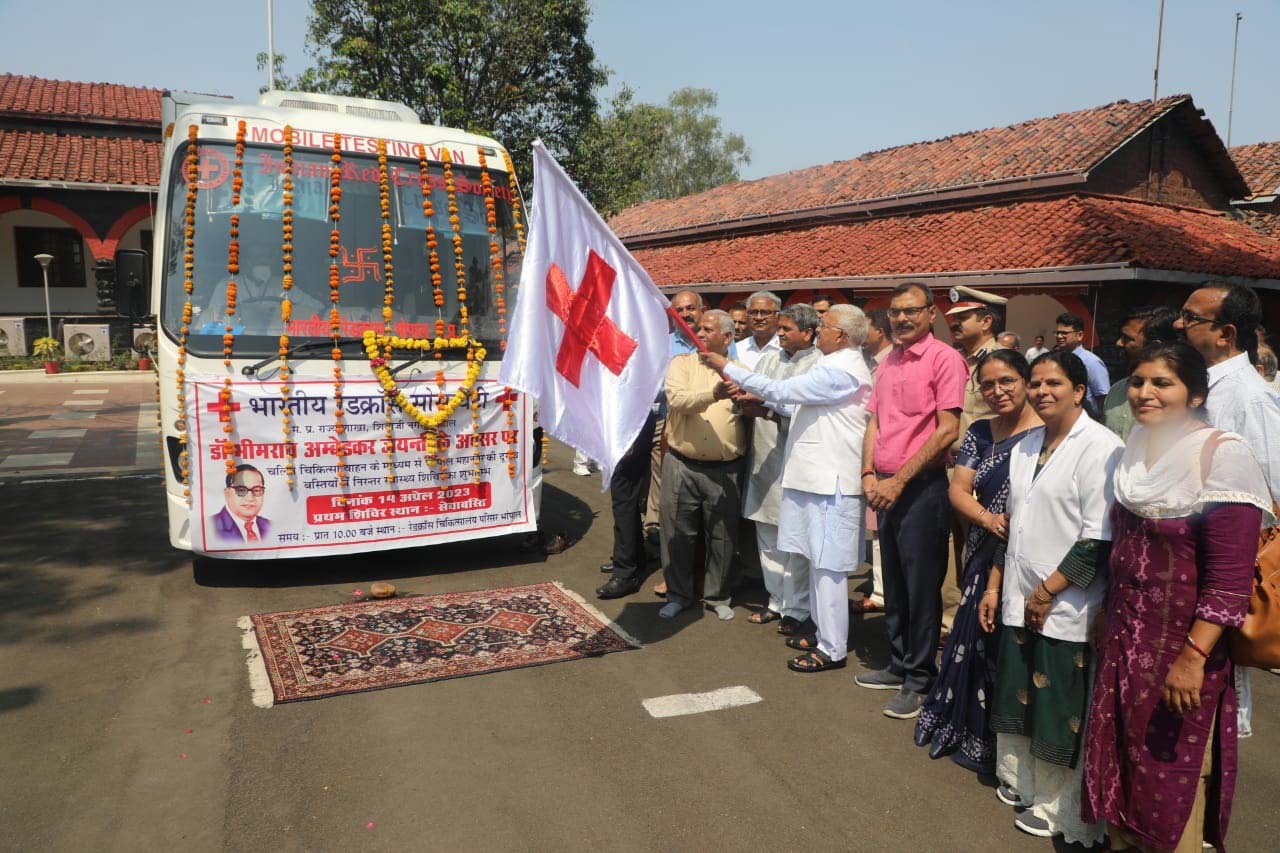 रेडक्रॉस के चलित स्वास्थ्य सेवा वाहन का राज्यपाल ने किया शुभारंभ,  बस्तियों में लगेगा स्वास्थ्य शिविर