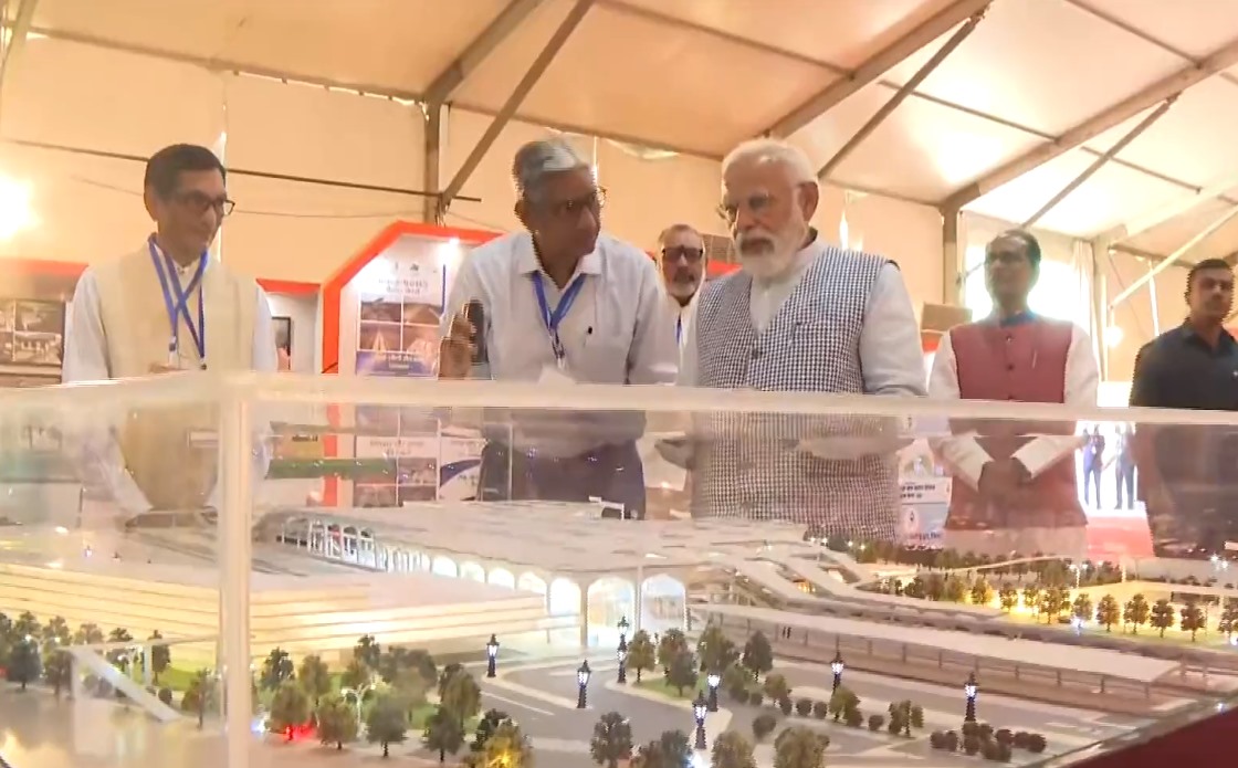 राष्ट्रीय पंचायती राज दिवस में शामिल होने खजुराहो पहुंचे पीएम मोदी, विमानतल पर हुआ आत्मीय स्वागत