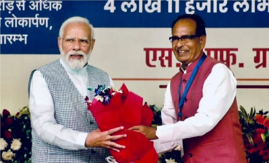 पीएम मोदी ने पंचायती राज दिवस पर... तीन ट्रेनों को दिखाई हरी झंडी... दशकभर पहले ममता बेनर्जी ने की थी घोषणा