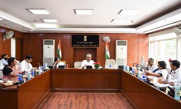  असंगठित श्रमिकों के पंजीकरण को सरल बनाने ई-श्रम पोर्टल में नई सुविधाओं का शुभारंभ