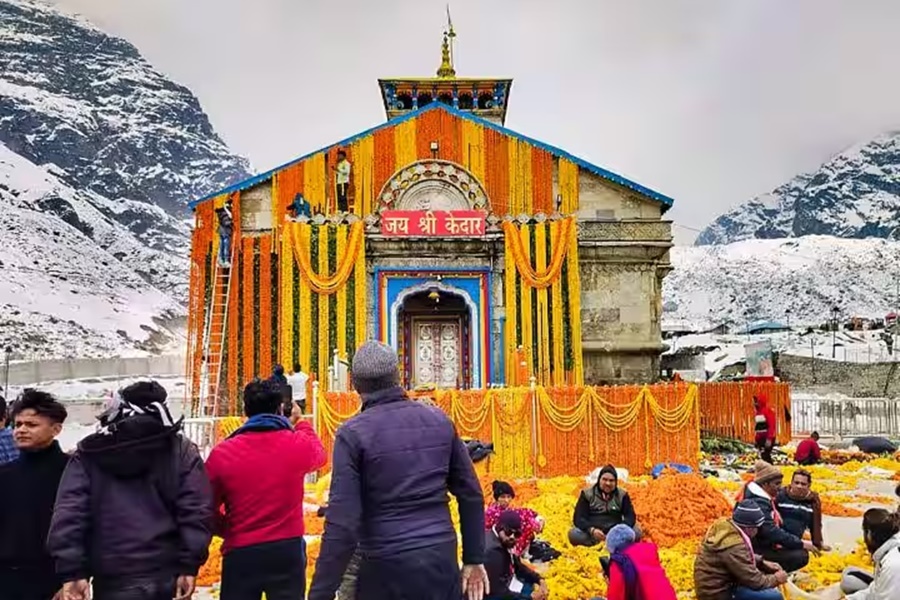 बर्फबारी के बीच मंगलवार को 6 माह बाद खुलेगा बाबा केदार का पट... राज्यपाल और सीएम होंगे शामिल... 20 क्विंटल फूलों से हो रही सजावट