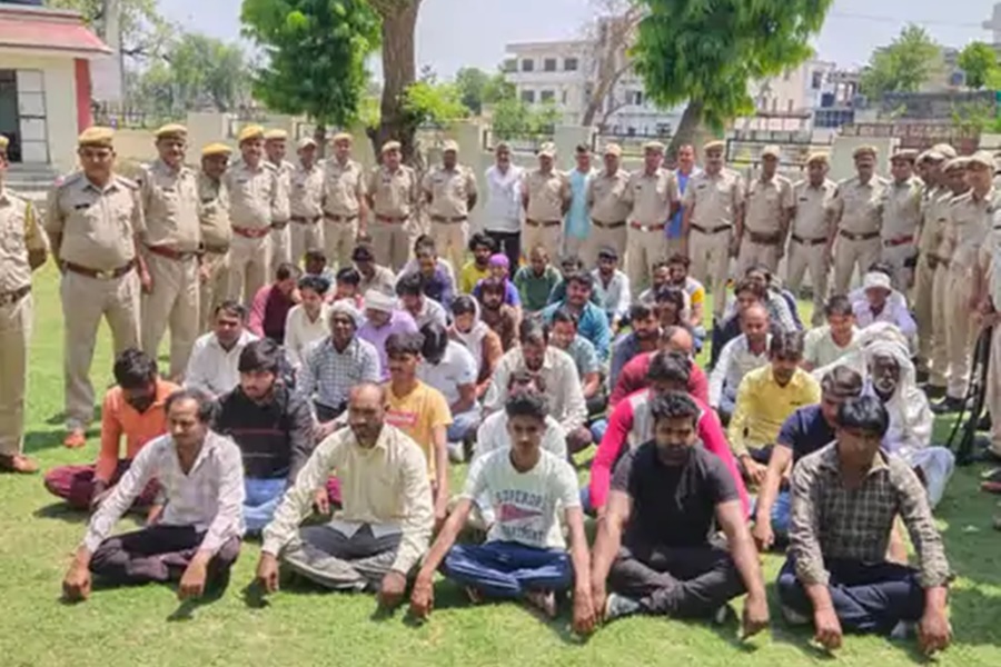 प्रदेश के 30 जिलों के एसपी ने एक साथ मारी रेड... 1500 से ज्यादा बदमाश गिरफ्तार... आधी रात हुई कार्रवाई