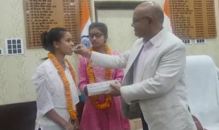 पिता की मौत के बाद... कोरोना ने छिन लिया मां का भी साया... फिर अनाथ जुड़वा बहनों ने कर दिखाया कमाल... DM ने किया स्वागत