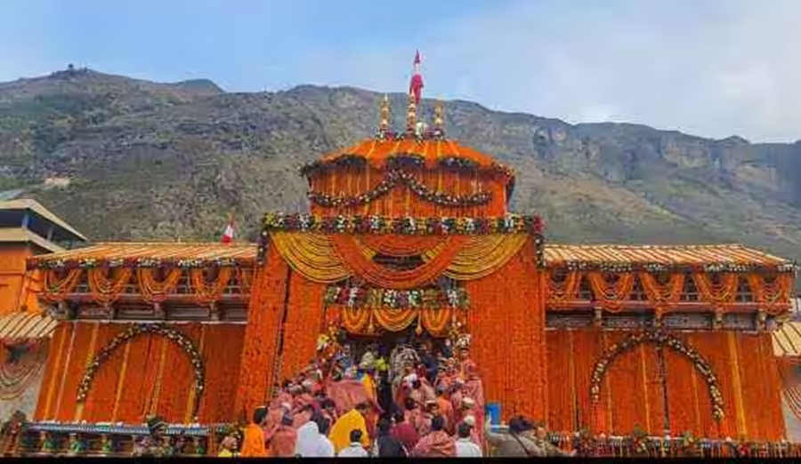 बाबा केदारनाथ के बाद अब... बद्रीनाथ के भी खोले गए कपाट... भारी बर्फबारी के बीच जुट रही श्रद्धालुओं की भीड़