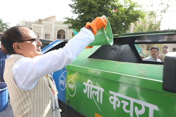  मुख्यमंत्री ने स्वयं कचरा इकट्ठा कर स्वच्छता के लिए लोगों को किया प्रेरित