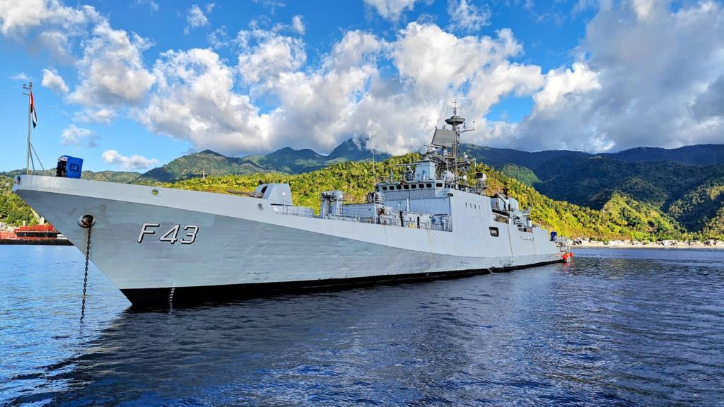 आईएनएस त्रिशूल अंजुअन बंदरगाह, कोमोरोस के दौरे पर, नागरिक और सैन्य अधिकारियों  ने किय़ा स्वागत