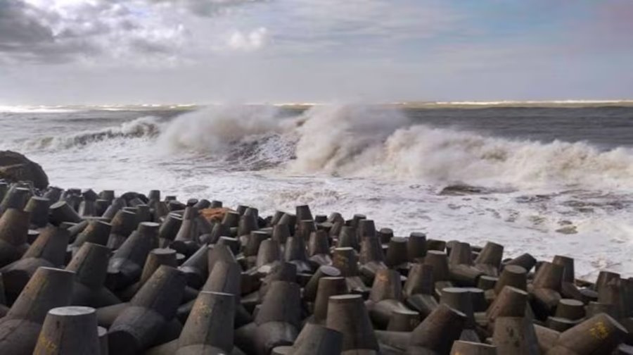 SAD NEWS : सागर की लहरों में समा गई मां... चीखती रही बेटी... छटपटाते रह गया पति... देखिए खौफनाक वीडियो