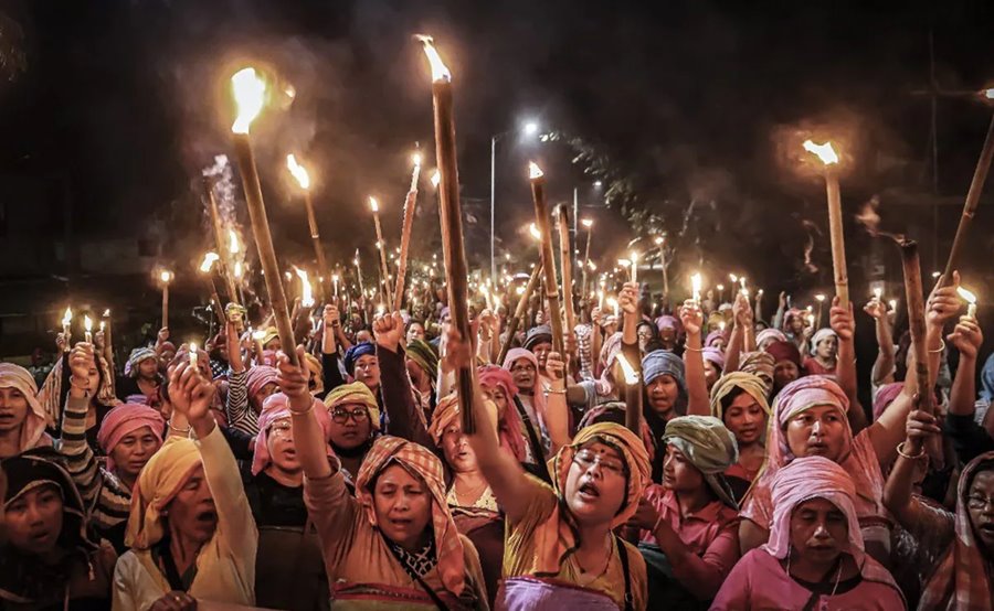 दो महिलाओं को निर्वस्त्र कर घुमाने के मामले में... देशभर में जलजला... सड़क से संसद तक फैली आग