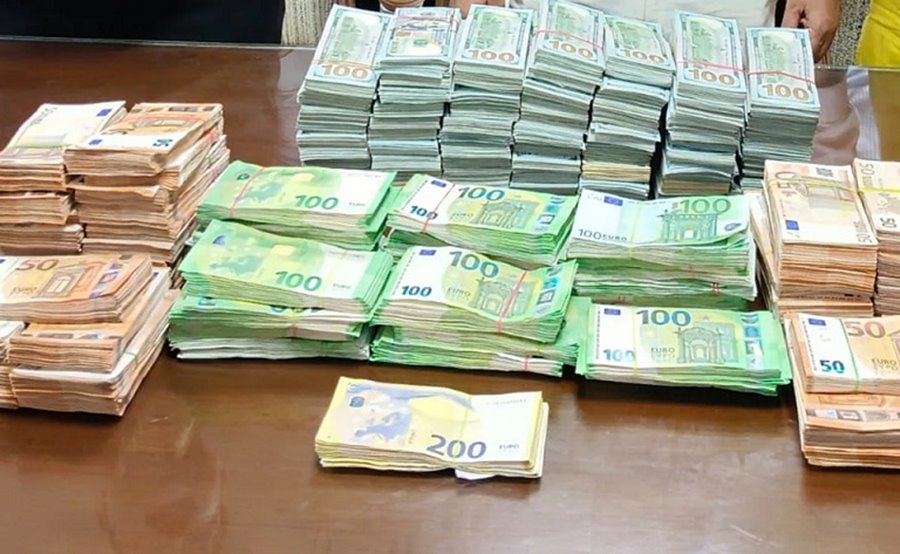 जूतों में छिपाकर ले जा रहे थे करोड़ों रुपए... नाबालिग सहित राजधानी के एयरपोर्ट पर तीन गिरफ्तार