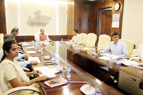 मूलभूत आवश्यकताओं और जन-उपयोगी सुविधाओं को दें सर्वोच्च प्राथमिकताः  मुख्यमंत्री