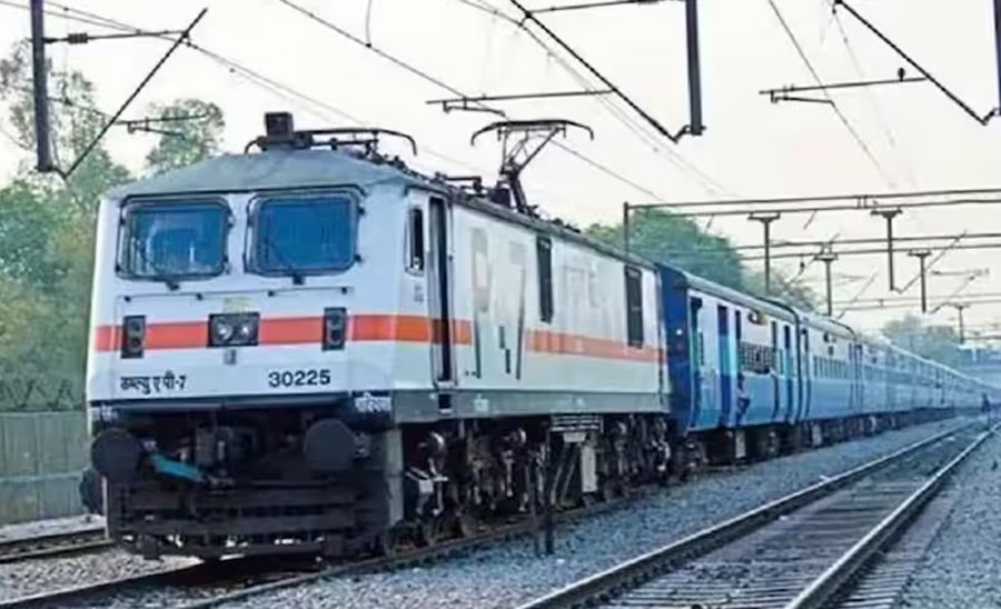 नशे में धुत शख्स महिला कंपार्टमेंट में घुसा... चलती ट्रेन से महिला को फेंका बाहर... आरोपी गिरफ्तार