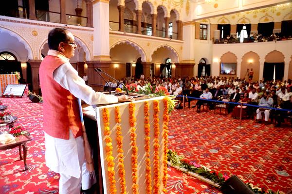 सीएम बोले- गरीब कल्याण हमारा दृढ़ संकल्प....  निरंतर बढ़ेंगी बुनियादी सुविधाएँ और कल्याण योजनाएं