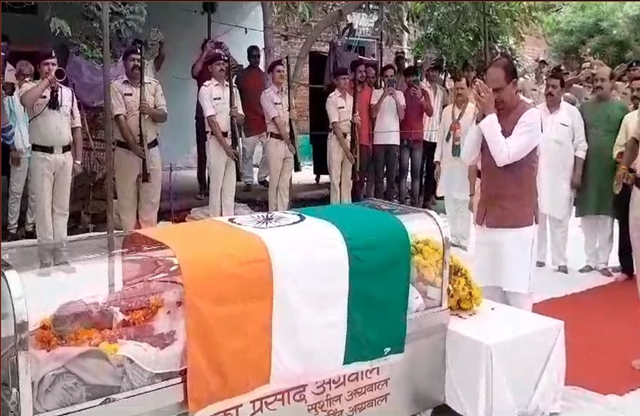 भाजपा के वरिष्ठ नेता और पूर्व मंत्री का निधन... अंतिम दर्शन के लिए पहुंचे मुख्यमंत्री... परिजनों से की मुलाकात