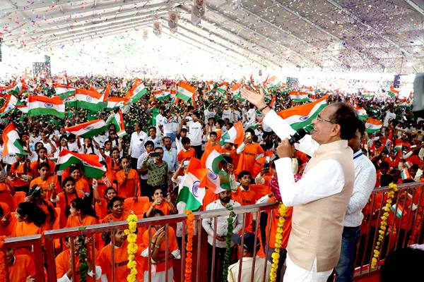 हर घर तिरंगा यात्रा के दौरान तिरंगामय हुआ बुधनी, उमंग और उत्साह के साथ निकाली गई भव्य तिरंगा यात्रा