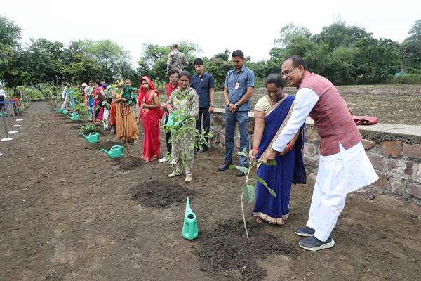 मुख्यमंत्री चौहान के साथ भोपाल की करीब 100 लाड़ली बहनों ने लगाए पौधे
