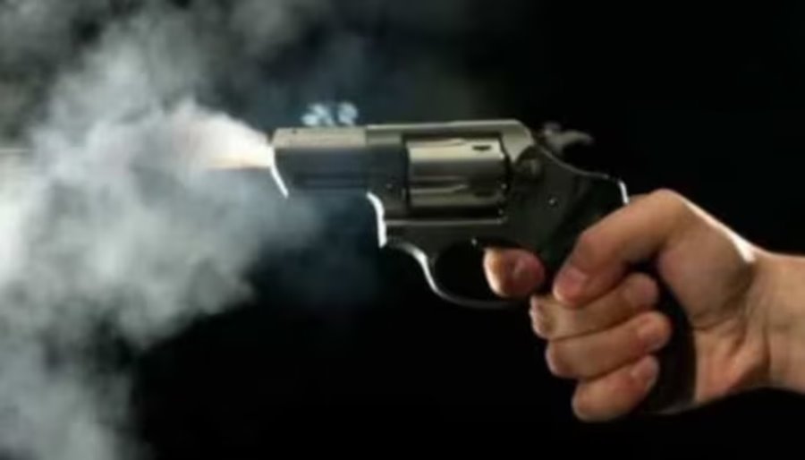 पत्नी से हुए विवाद के बाद... शख्स ने परिवार के तीन सदस्यों पर की गोलियों की बौछार... मौके पर तीनों की मौत