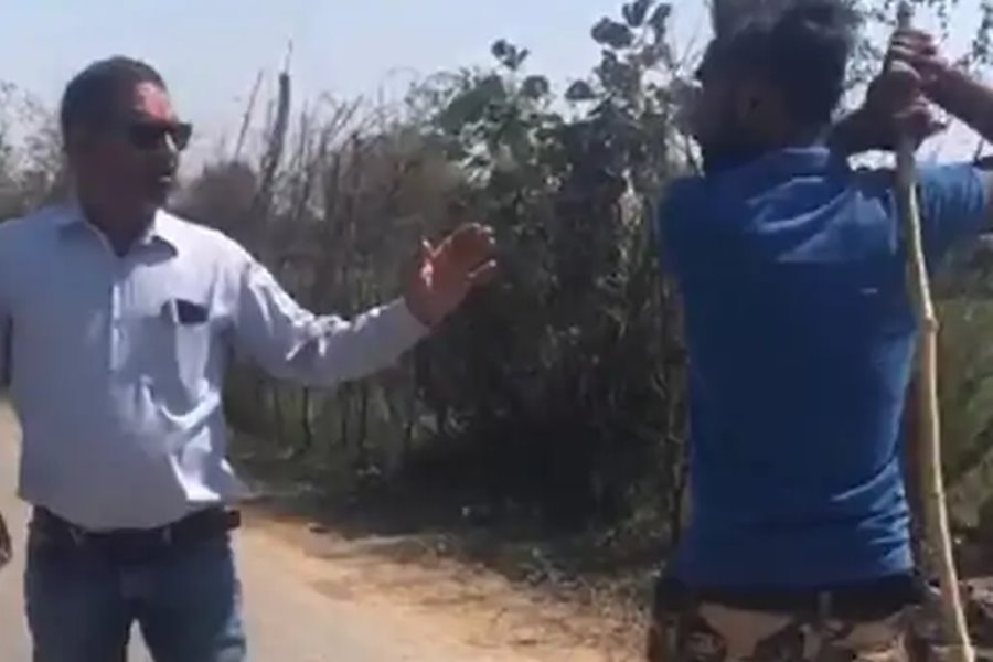 विधायक के ससुराल वालों ने... सरेराह शिक्षक की जमकर की पिटाई... अपनी धौंस दिखाने वायरल किया वीडियो