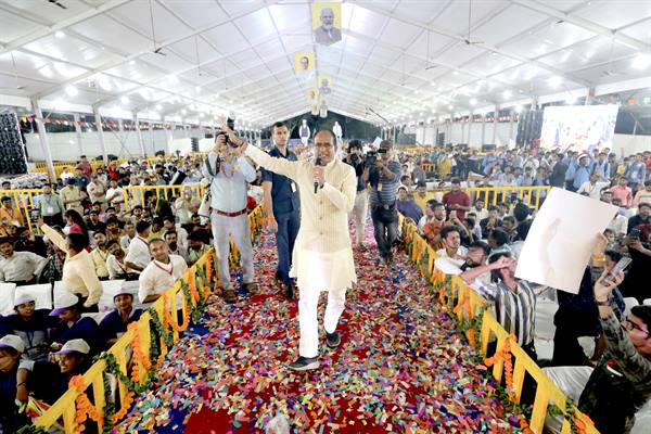 मुख्यमंत्री सीखो-कमाओ योजना का शुभारंभ&hellip; 60 हजार युवाओं को दे चुके हैं नौकरी