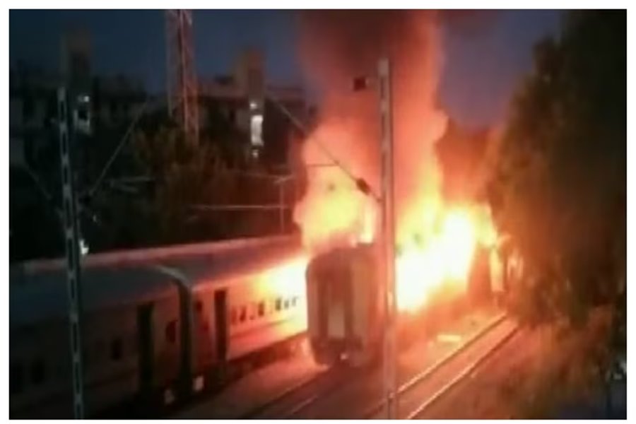 'द बर्निंग ट्रेन कोच इन इंडिया'... 10 यात्रियों की जलकर मौत... 20 यात्री बुरी तरह झुलसे