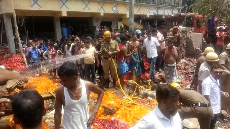 पटाखा फैक्ट्री में हुआ जोरदार धमाका... 8 लोगों के उड़ गए चिथड़े... अवैध तरीके से हो रहा था संचालित