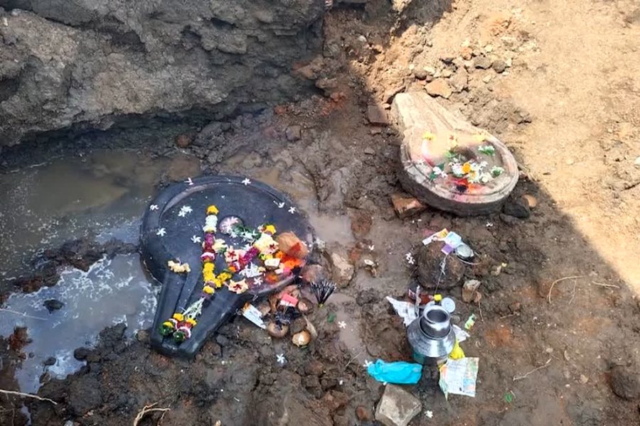 खुदाई में मिले दो अलग रंगों के शिवलिंग... भोसले कालीन होने का अनुमान... श्रावण मास में मिलने से बढ़ा विश्वास