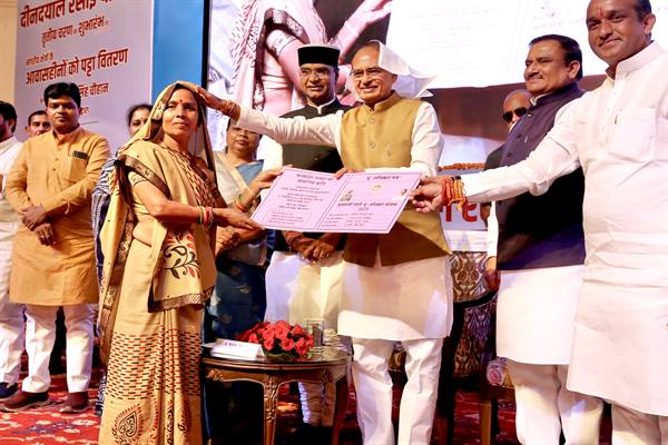 सीएम ने की घोषणा...... श्रमिकों को कार्यस्थल के पास भोजन के लिए आरंभ होंगे चलित भोजनालय