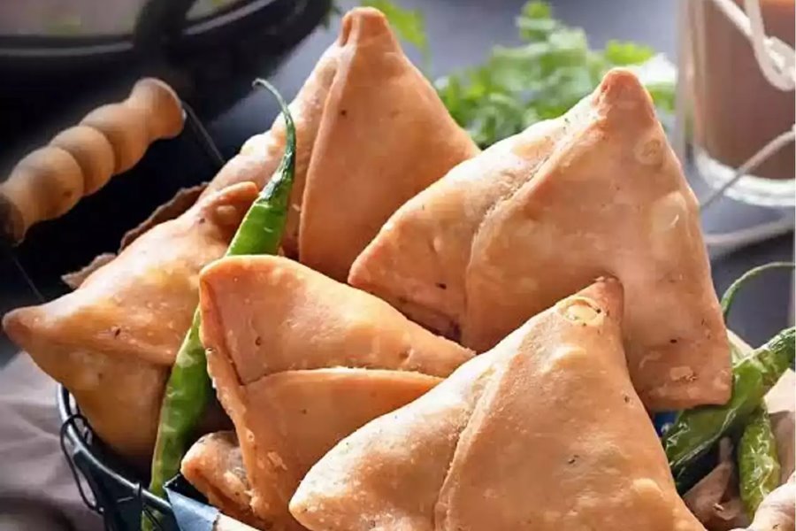 केवल चार लोग और... हर दिन बनते हैं 25 हजार समोसे... फिर भी पड़ जाता है कम