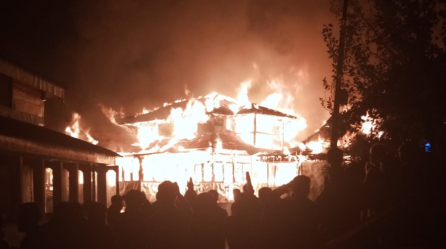 शिमला के रोहड़ू में आधी रात को भीषण आगजनी, 14 मकान खाक, 21 परिवार के 74 लोग बेघर