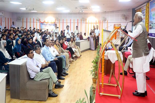 &ldquo;वतन को जानो&rdquo; कश्मीरी युवा आदान-प्रदान कार्यक्रम में पहुंचे राज्यपाल... युवाओं को दी पारस्परिक संवाद बनाए रखने की समझाईश