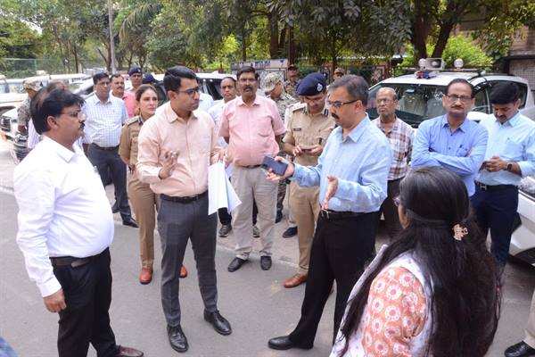 मुख्य निर्वाचन पदाधिकारी राजन ने ग्वालियर में स्ट्रांग रूम, मतदान केन्द्र एवं मतगणना स्थल का किया निरीक्षण