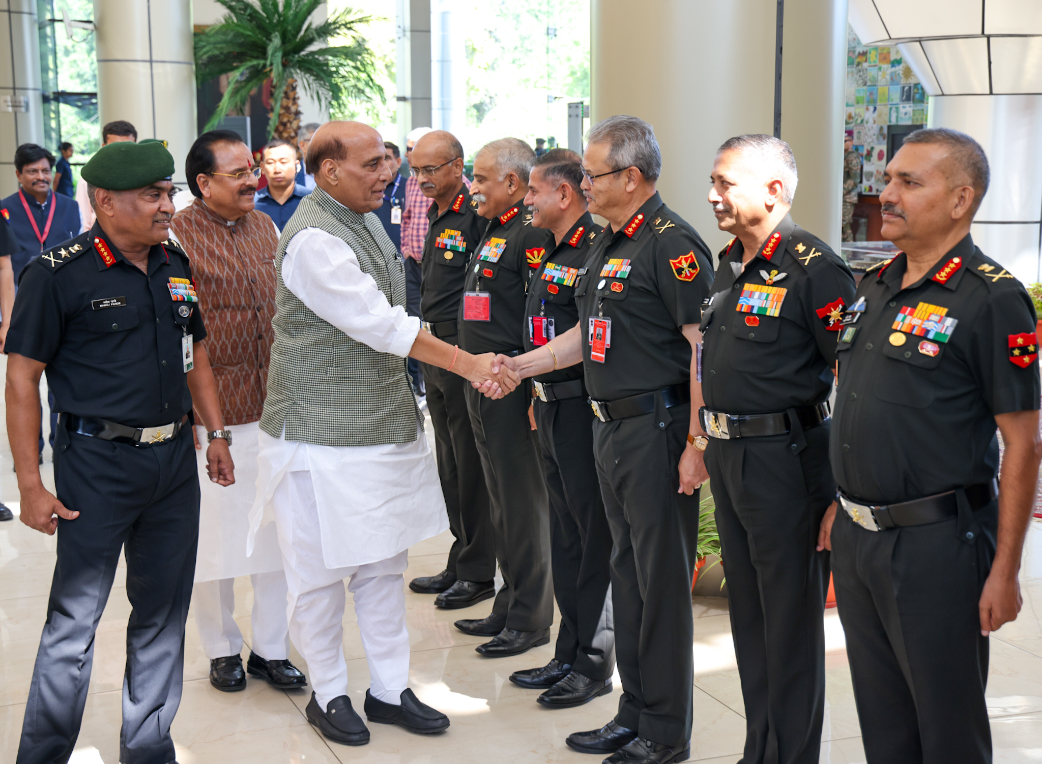 सेना कमांडरों का सम्मेलन में पहुंचे रक्षा मंत्री राजनाथ...  कहा- अप्रत्याशित स्थितियों के अनुरूप योजना तैयार करें सेना