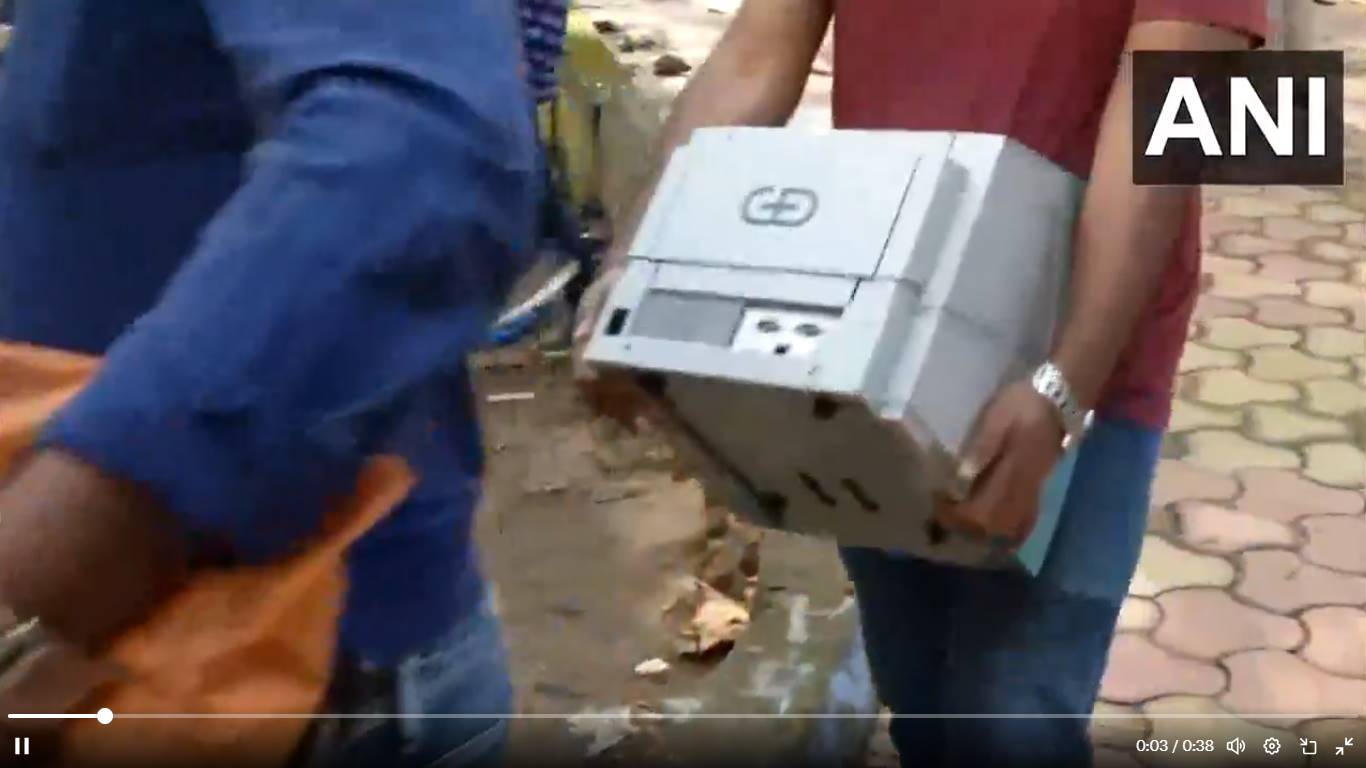 कांग्रेस नेता धीरज साहू के घर पांचवें दिन भी छापेमारी जारी... नोट गिनने के लिए लाई गई मशीन