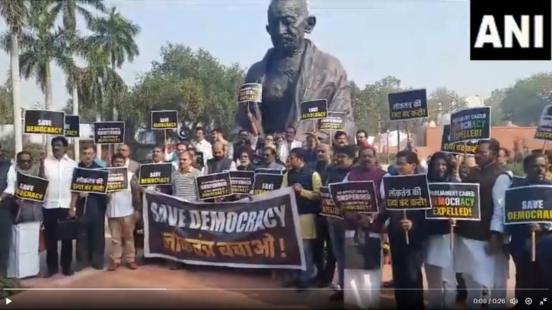 निलंबन के बाद विपक्षी सांसदों ने "लोकतंत्र बचाओ" का नारा लगाया