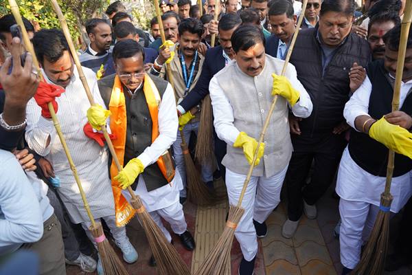 सुशासन दिवस 2024: मुख्यमंत्री ने उज्जैन में दिलाई श्रमदान कर स्वच्छता की शपथ